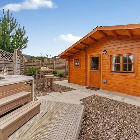 Lochinvar - Clydesdale Log Cabin With Hot Tub Airdrie Esterno foto