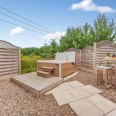 Lochinvar - Clydesdale Log Cabin With Hot Tub Airdrie Esterno foto
