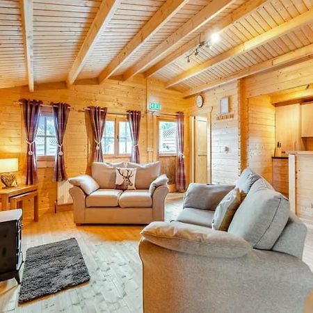 Lochinvar - Clydesdale Log Cabin With Hot Tub Airdrie Esterno foto