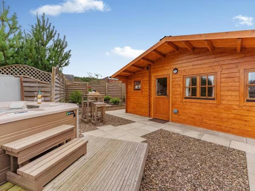 Lochinvar - Clydesdale Log Cabin With Hot Tub Airdrie Esterno foto