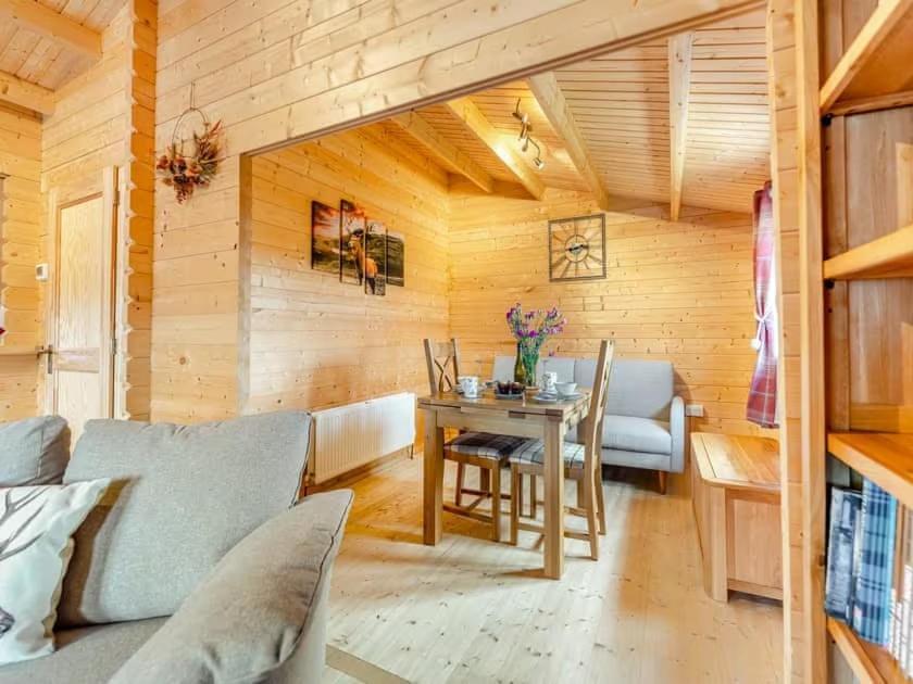 Lochinvar - Clydesdale Log Cabin With Hot Tub Airdrie Esterno foto