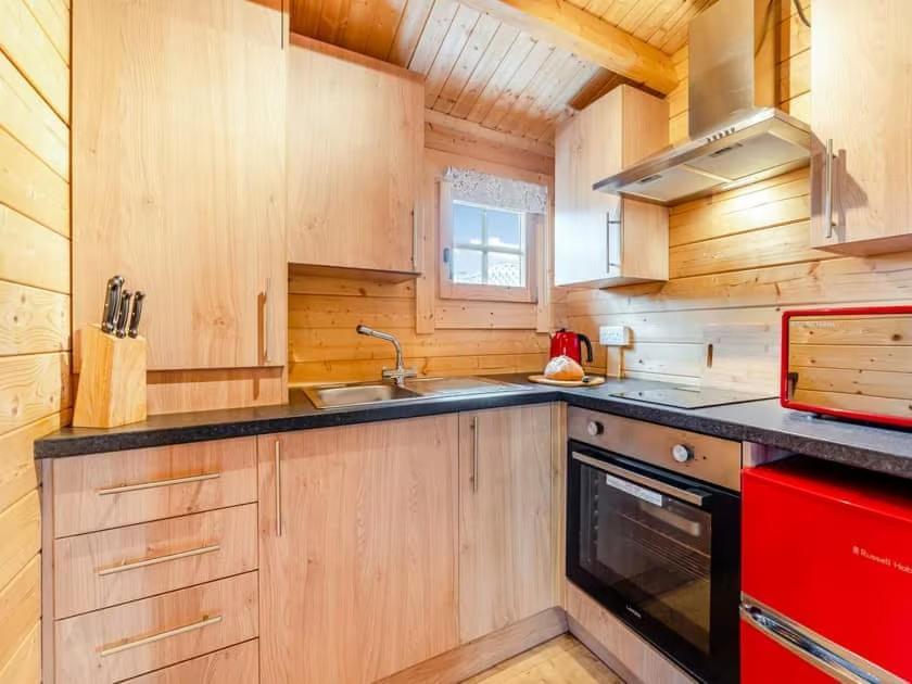 Lochinvar - Clydesdale Log Cabin With Hot Tub Airdrie Esterno foto