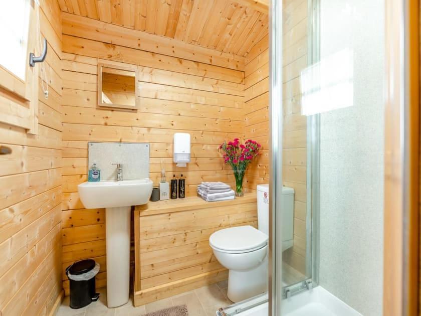 Lochinvar - Clydesdale Log Cabin With Hot Tub Airdrie Esterno foto