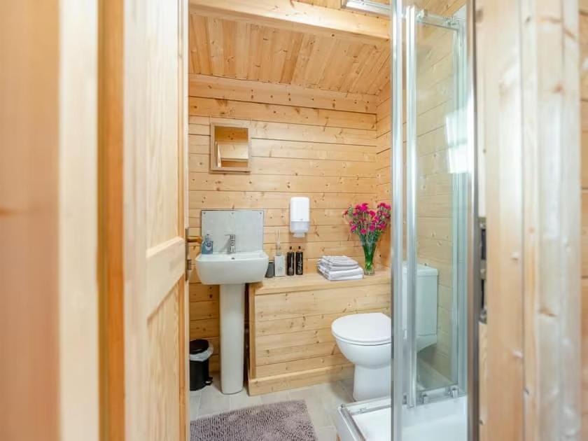 Lochinvar - Clydesdale Log Cabin With Hot Tub Airdrie Esterno foto